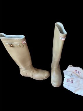 Hunter Tall Rain Boots in olive green with Removable Hunter socks size 8